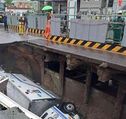 부산에서 200mm 이상의 폭우로 초대형 싱크홀 발생