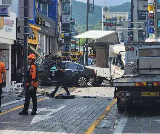 부산 해운대구에서 승용차 인도 돌진 사고로 2명 사망